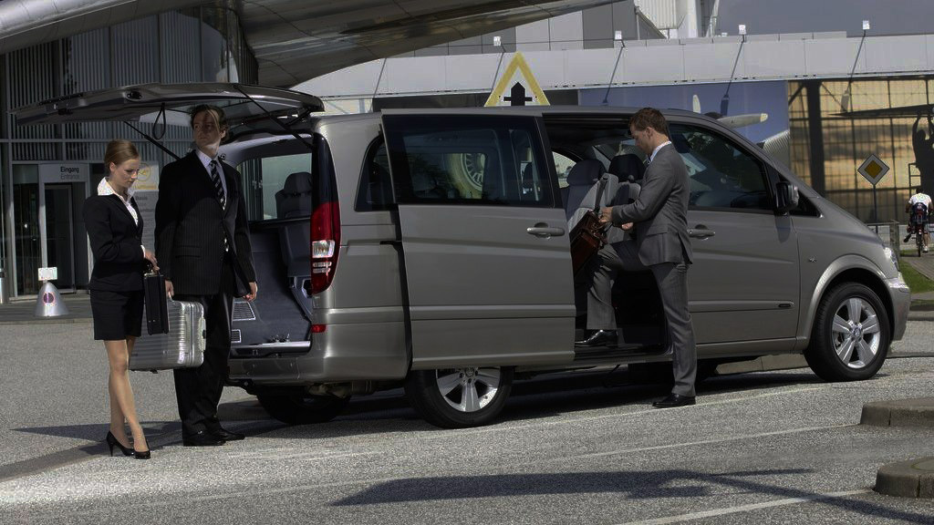 9 Helpful Tips for Stress-Free Airport Pickup in Morocco